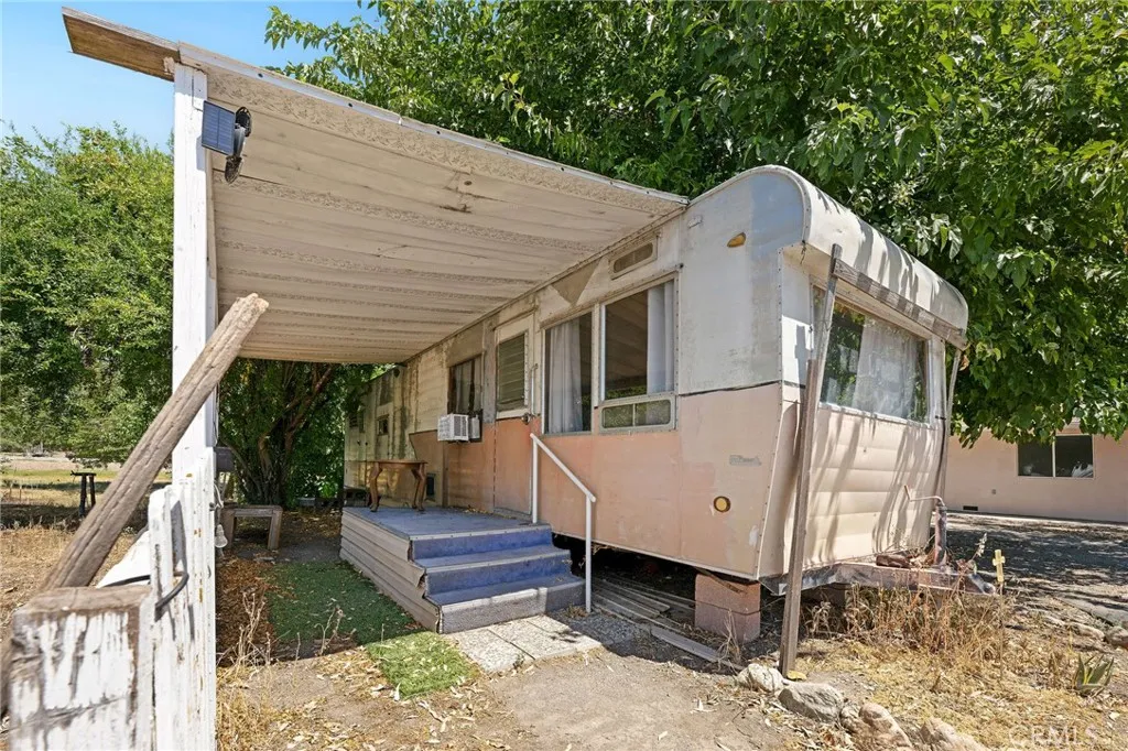 Trailer, not attached, no Reg