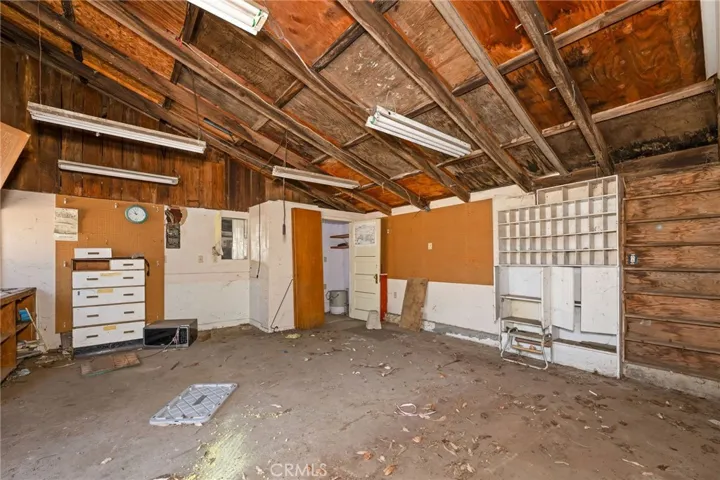 Shop interior w/Bath