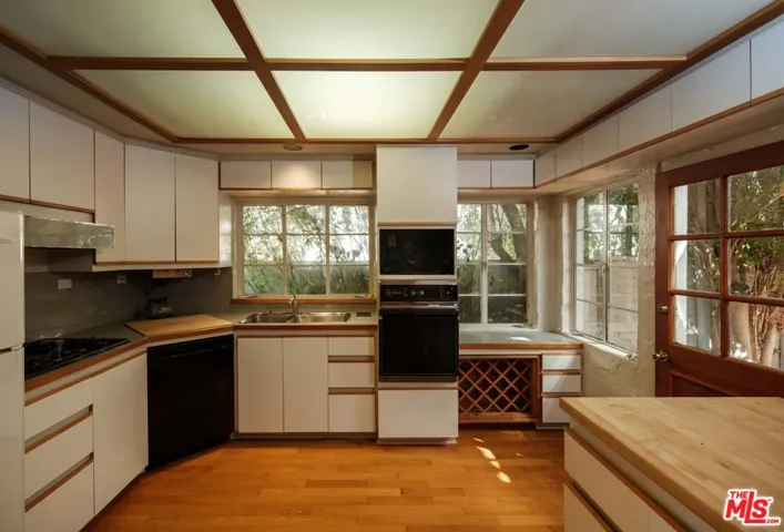 12217 Dorothy Street, Los Angeles, California 90049