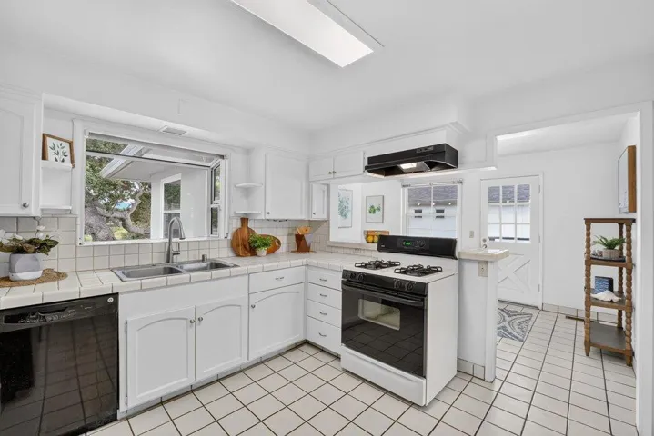 838 Portola Drive, Del Rey Oaks, California 93940