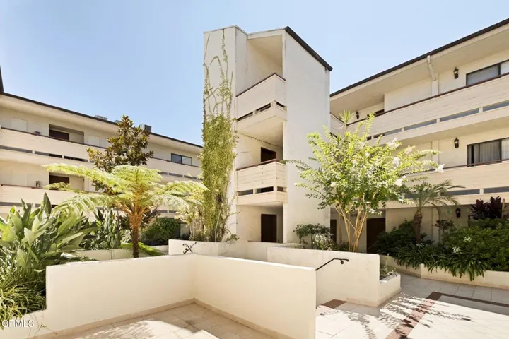 4-web-or-mls-110-n-everett-st-103