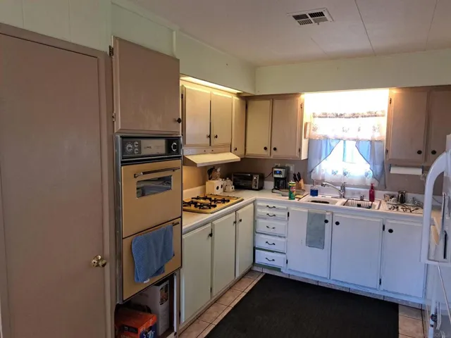 1010 E Bobier Dr 9, Vista, California 92084