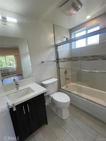 6445 Woodley Avenue 204, Lake Balboa, California 91406