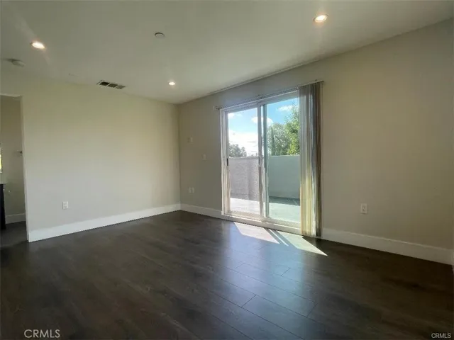 6445 Woodley Avenue 204, Lake Balboa, California 91406