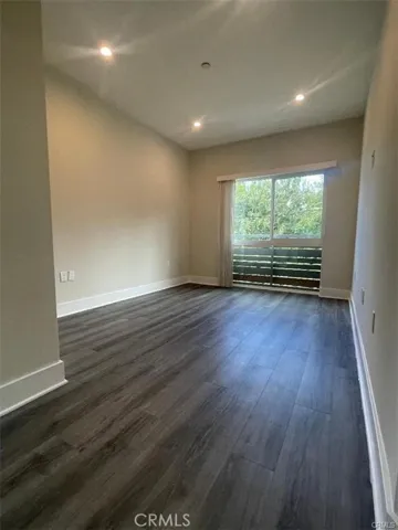 6445 Woodley Avenue 204, Lake Balboa, California 91406