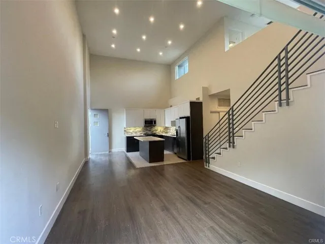 6445 Woodley Avenue 204, Lake Balboa, California 91406