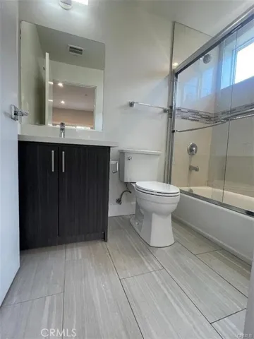 6445 Woodley Avenue 204, Lake Balboa, California 91406