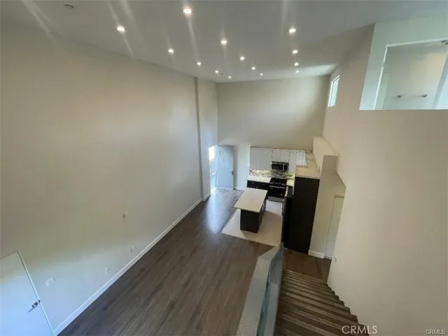6445 Woodley Avenue 204, Lake Balboa, California 91406