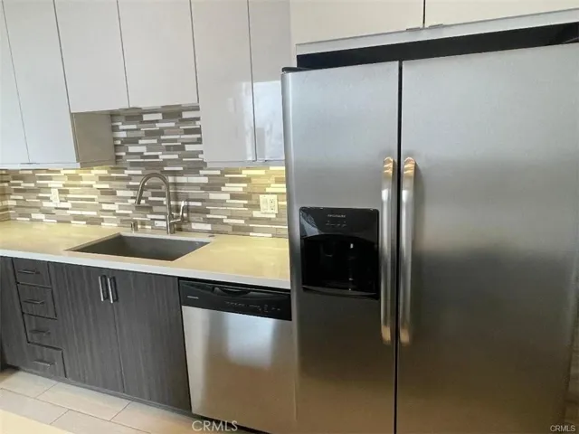 6445 Woodley Avenue 204, Lake Balboa, California 91406