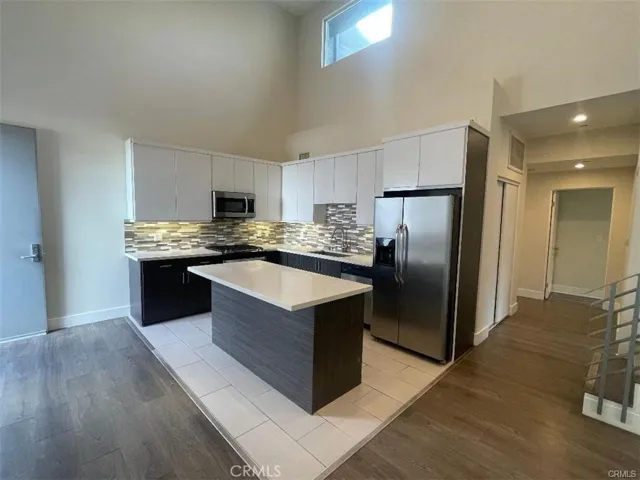 6445 Woodley Avenue 204, Lake Balboa, California 91406