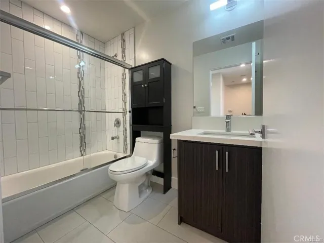 6445 Woodley Avenue 204, Lake Balboa, California 91406