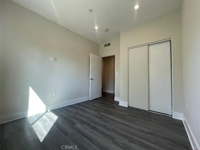 6445 Woodley Avenue 204, Lake Balboa, California 91406