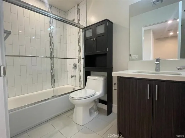 6445 Woodley Avenue 204, Lake Balboa, California 91406