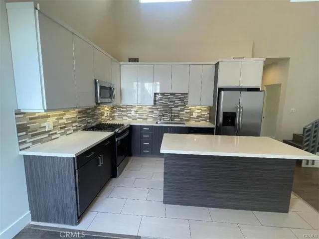 6445 Woodley Avenue 204, Lake Balboa, California 91406