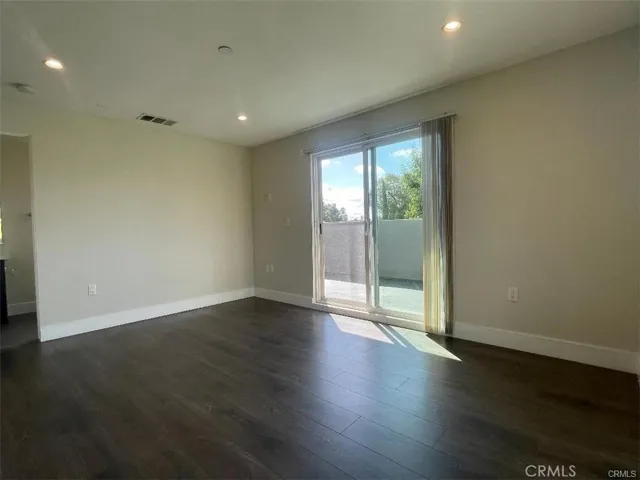 6445 Woodley Avenue 204, Lake Balboa, California 91406