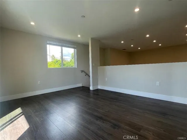 6445 Woodley Avenue 204, Lake Balboa, California 91406