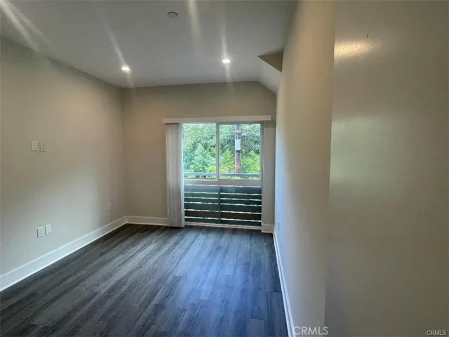 6445 Woodley Avenue 204, Lake Balboa, California 91406