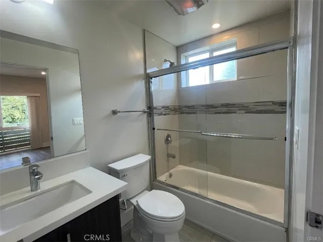 6445 Woodley Avenue 204, Lake Balboa, California 91406