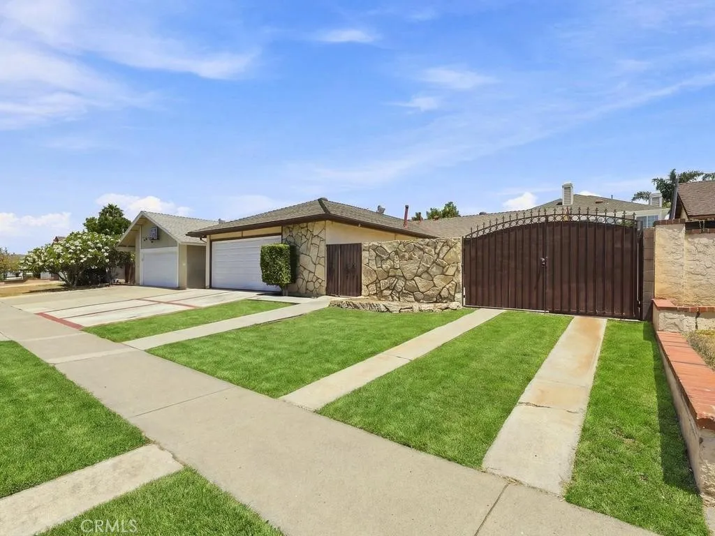 Virtually staged grass - Large lot 5651 sq ft