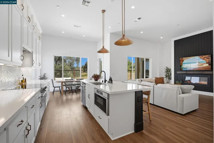 1023 Bridger Dr, Rescue, California 95672