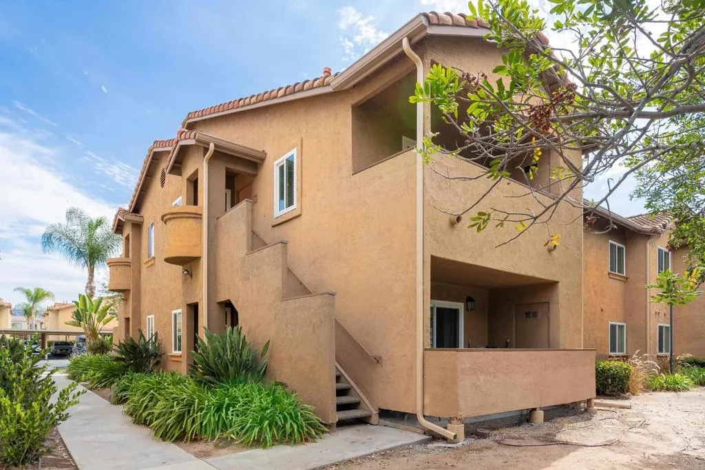 For added privacy this is a top floor END unit!