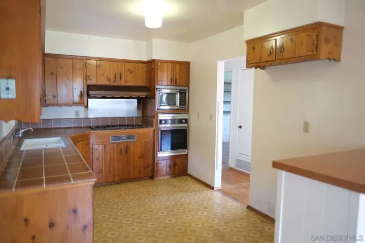 1101 Cresthill Pl, El Cajon, California 92021