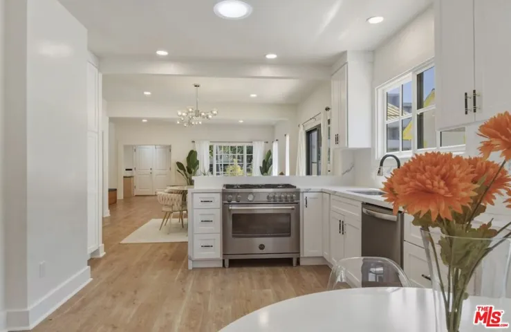 653 N West Knoll Drive, West Hollywood, California 90069