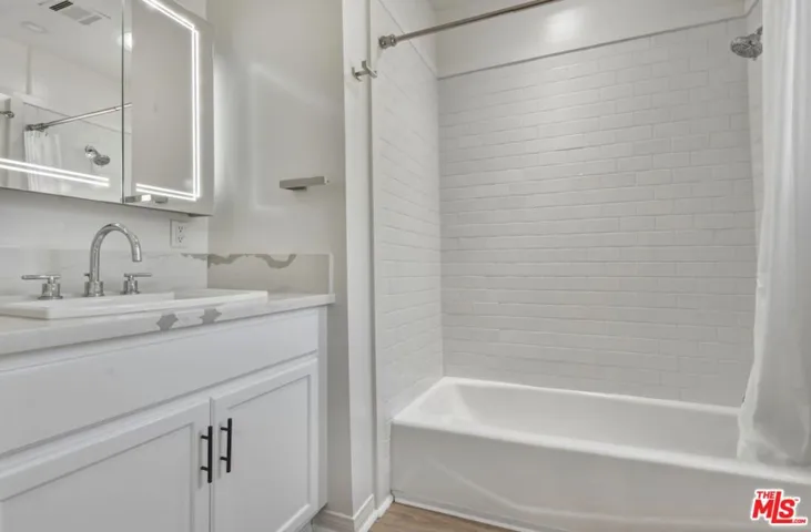 653 N West Knoll Drive, West Hollywood, California 90069