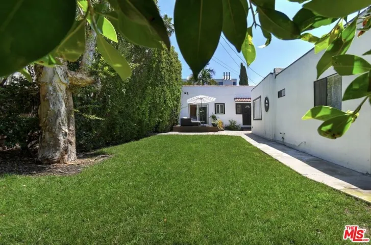 653 N West Knoll Drive, West Hollywood, California 90069