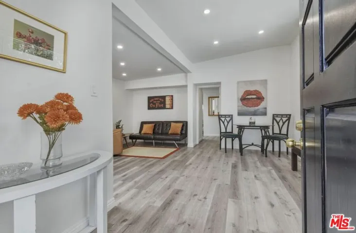 653 N West Knoll Drive, West Hollywood, California 90069