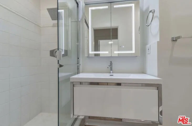 653 N West Knoll Drive, West Hollywood, California 90069