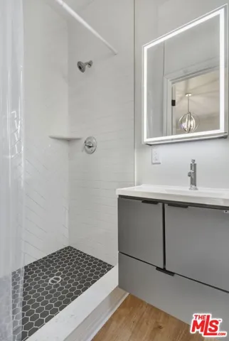 653 N West Knoll Drive, West Hollywood, California 90069