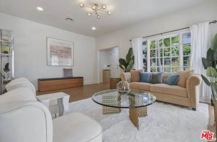 653 N West Knoll Drive, West Hollywood, California 90069