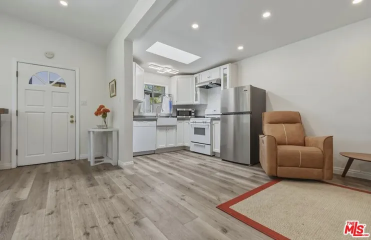 653 N West Knoll Drive, West Hollywood, California 90069
