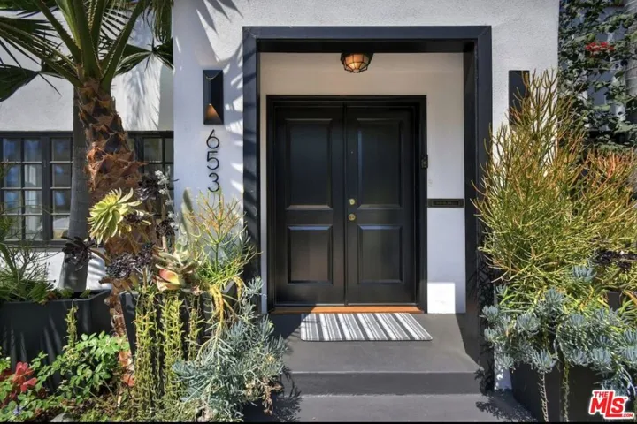 653 N West Knoll Drive, West Hollywood, California 90069