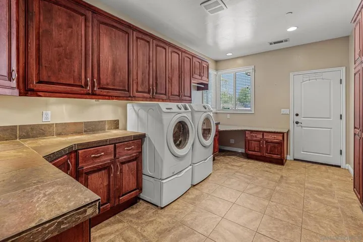 1290 Daxi Lane, Escondido, California 92029