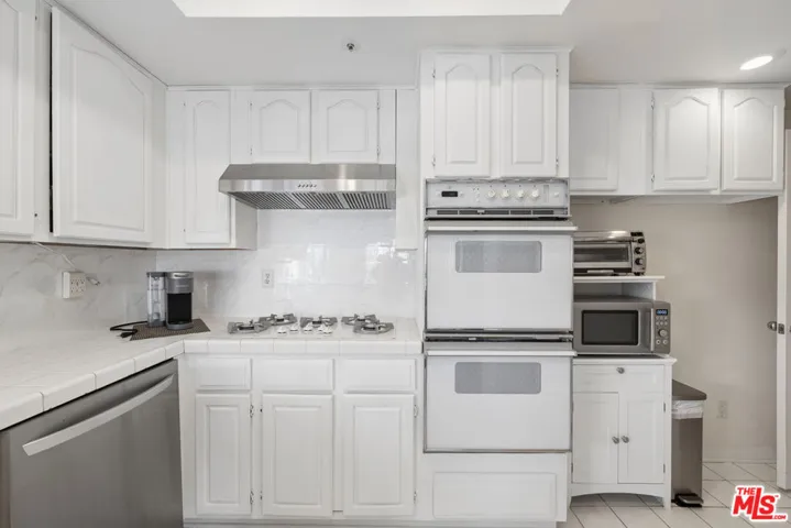 5224 Zelzah Avenue 209, Los Angeles, California 91316
