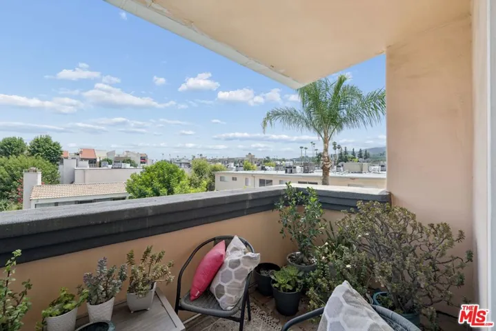 5224 Zelzah Avenue 209, Los Angeles, California 91316