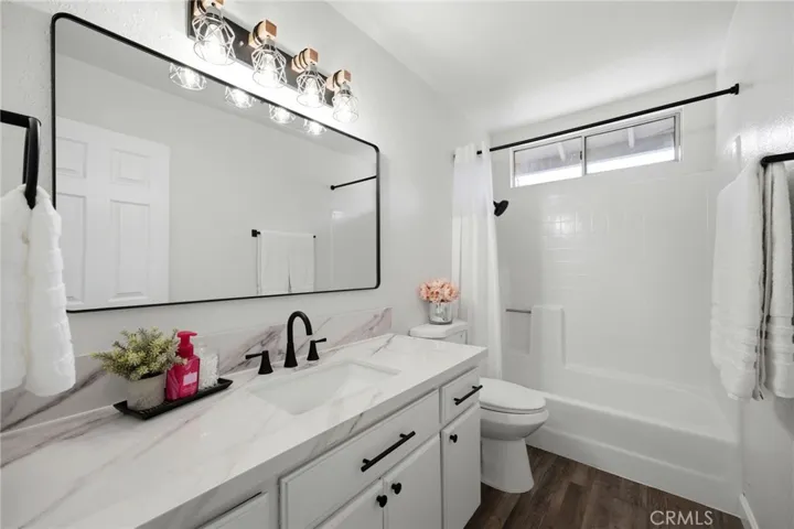 Main Unit: 4 Bd/2.5 Bath Upstairs Hallway Bathroom