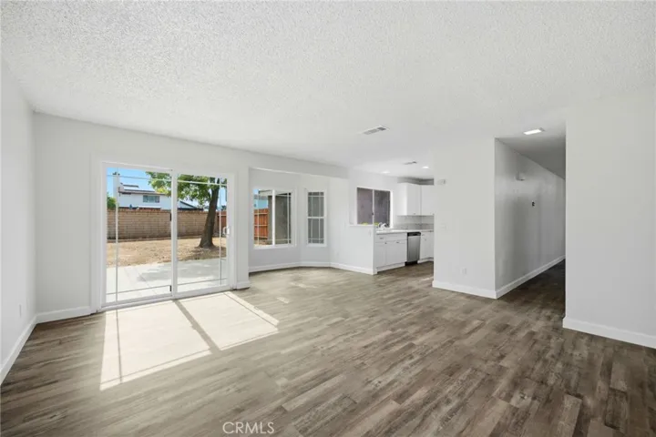 Main Unit: 4 Bd/2.5 Bath Family Room/Dining Room/ Kitchen Nook/Kitchen