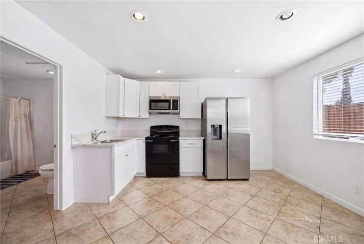 Unit #2: 1 Bd/ 1 Bath Kitchen & Bathroom