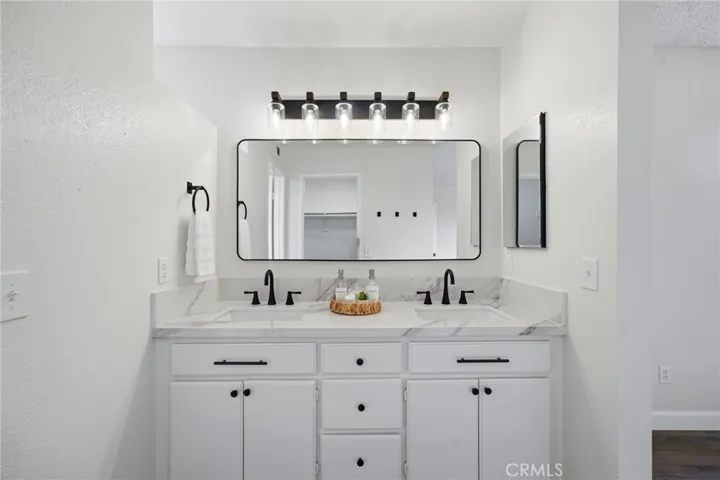 Main Unit: 4 Bd/2.5 Bath Primary Bedroom #4 Ensuite