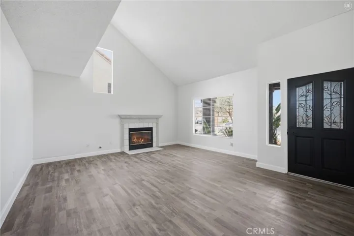 Main Unit: 4 Bd/2.5 Bath Entry & Living Room