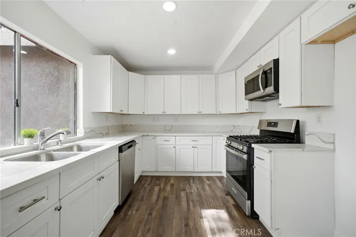 Main Unit: 4 Bd/2.5 Bath Kitchen