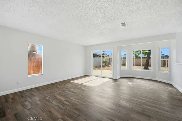 Main Unit: 4 Bd/2.5 Bath Family Room/Dining Room/Kitchen Nook