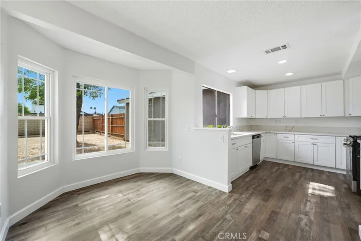 Main Unit: 4 Bd/2.5 Bath Kitchen & Kitchen Nook