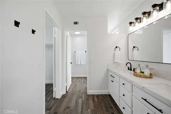 Main Unit: 4 Bd/2.5 Bath Primary Bedroom #4 Ensuite with Walk-in Closet