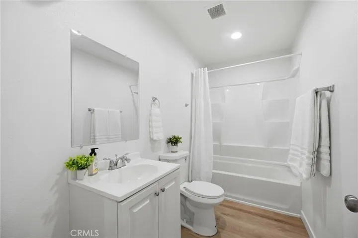 Unit #3: 2 Bd/1 Bath      Full Bathroom