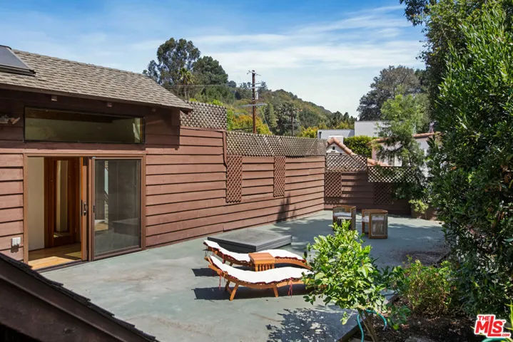 2030 Benedict Canyon Drive, Los Angeles, California 90210
