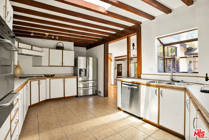 2030 Benedict Canyon Drive, Los Angeles, California 90210